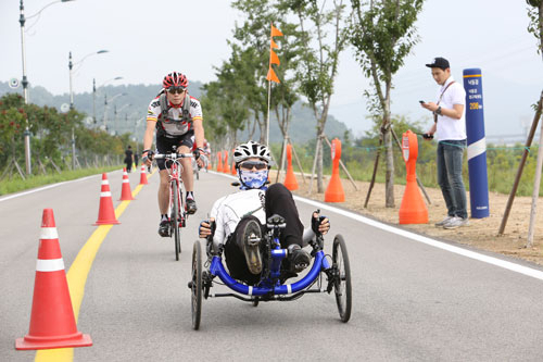 낙동강 호국길 자전거 대행진에 참가한 몸이 불편한 한 라이더가 힘차게 페달을 밟고 있다. 이영욱기자