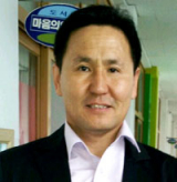 경운대 청소년상담복지학과 3학년에 재학 중인 김천경찰서 최성태 경위가 자신이 펴낸 학교폭력 관련 책을 설명하고 있다. 경운대 제공