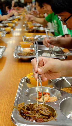 16일 대구 아양초등학교 급식실에서 학생들이 젓가락을 사용, 점심을 먹고 있으나 젓가락질이 상당히 서툴다. 성일권기자 sungig@msnet.co.kr