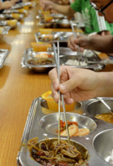 16일 대구 아양초등학교 급식실에서 학생들이 젓가락을 사용, 점심을 먹고 있으나 젓가락질이 상당히 서툴다. 성일권기자 sungig@msnet.co.kr