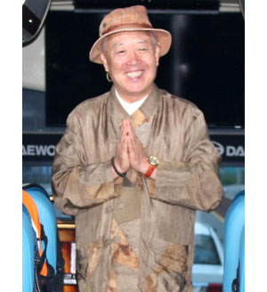 전국에서 처음으로 사찰순례단을 만들어낸 김경도 씨.봉사도 하고 봉사를 위한 후원금을 마련하는 두 마리 토끼를 다 잡은 그는 지금도 한 달에 네 차례 사찰순례단을 이끌면서 직접 해설까지 하고 있다.