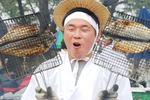 안동간고등어축제가 3년째 이어지면서 서부시장 간고등어 골목이 구시장 찜닭골목, 신시장 문어골목 등과 함께 안동지역 3대 먹거리 명소로 자리 잡고 있다. 안동간고등어축제 추진위원회 제공