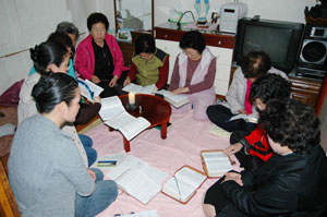 소공동체 운동에서 모범적인 사례로 선정, 대구대교구 사목국 홈페이지를 통해 소개된 내당성당의 소공동체 모임 모습.
