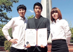 국내 광고대전에서 잇달아 수상한 계명문화대 김지환, 이성철, 정경영 씨.(왼쪽부터) 계명문화대 제공