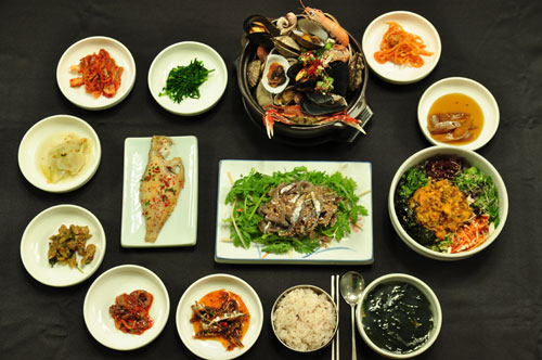 꼴뚜기젓갈, 오만디자반, 박나물, 오만디무생채 등 밑반찬과 함께 차린 통영 멍게비빔밥 한상차림이다. 먼저 생멸치무침회로 입가심을 한후 멍게비빔밥을 비벼먹고, 그리고 통영해물찜을 안주삼아 반주를 하는 것이 멍게비빔밥의 정식 코스이다.
