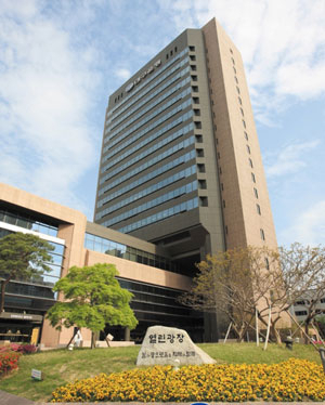 경남은행과 광주은행 매각을 위한 예비입찰이 23일 실시된다. 경남은행 인수에는 DGB금융지주를 비롯해 BS금융지주, 기업은행, 경남은행 인수추진위 등이 참여할 것으로 예상된다.