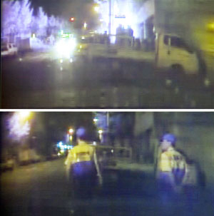 23일 오후 11시 45분쯤 대구시 남구 대명6동 주택가 가스 폭발사고 당시 CCTV. 남대명파출소 남호선 경위와 전현호 경사가 지나가는 모습(위)을 보인 뒤 약 25초 후 첫 번째 폭발 섬광이 보이고 있다. 김태형기자 thkim21@msnet.co.kr