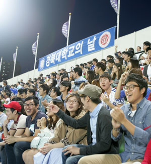 경북대 총동창회 주최로 지난해 열린 경북대의 날 야구경기 무료관람 행사.