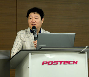 김경훈 한국트렌드연구소 소장이 경북 CEO 포럼에서 비즈니스에 접목할 수 있는 트렌드 분석에 대해 설명하고 있다. 김도훈기자 hoon@msnet.co.kr