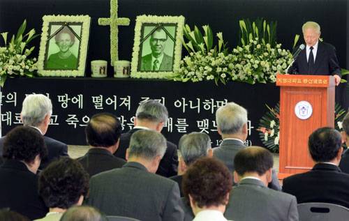 하워드 마펫 선교사 부부 유해 안장식이 25일 오전, 이 부부의 아들과 계명대 정순모 이사장, 신일희 총장, 김권배 동산의료원장, 유족 등 200여 명이 참석한 가운데 동산의료원 내 은혜정원에서 거행됐다. 김태형기자 thkim21@msnet.co.kr