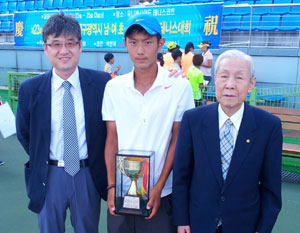 제23회 지헌배 테니스대회 입상 선수들과 대회 관계자들이 25일 시상식 후 기념촬영을 하고 있다. 작은 사진은 남고부에서 우승한 박지훈(가운데)과 대구시테니스협회 노영하(오른쪽) 고문, 백승희 회장. 대구시테니스협회 제공