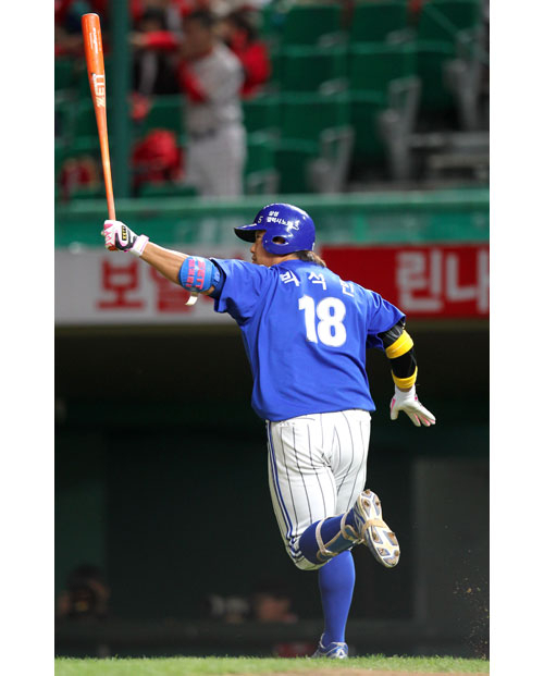 25일 인천 문학구장에서 열린 삼성-SK전에서 삼성 박석민이 8회초 큼지막한 타구를 날린 뒤 공의 궤적을 바라보고 있다. 공은 좌측펜스를 넘어갔고 역전 결승포가 됐다. 삼성 라이온즈 제공