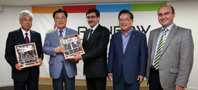 25일 우동기(오른쪽 두 번째) 대구시교육감이 서울 레인보우 국제학교에서 문용린 서울시교육감, 고영진 경남도교육감(왼쪽부터 차례대로)과 만나 
