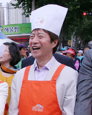지난해 수성페스티벌의 최대 행사였던 1000m 김밥말이 행사에 참가한 장영진 들안길상가번영회장.