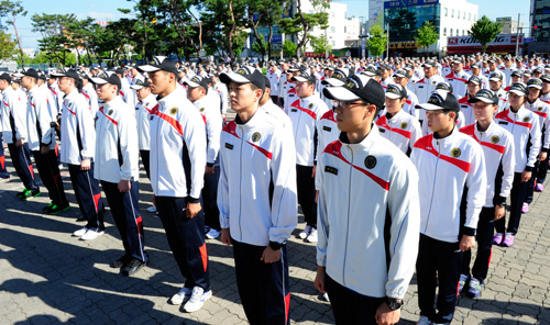 26일 문경시청에 도착한 국군체육부대원 400여 명이 고윤환 문경시장의 환영사를 부동자세로 경청하고 있다. 고도현기자