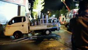 23일 LP가스 폭발사고가 일어났을 당시 대명6동주민센터 옆에 세워진 LP가스 배달업체 차량. 신선화기자