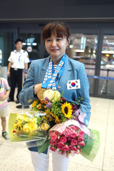 2013 소피아 농아인 올림픽에서 딴 금메달을 들어 보이는 김지은 씨.