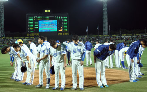 27일 대구시민야구장에서 롯데와 시즌 마지막 홈경기를 치른 삼성 선수들이 경기 종료 후 관중에게 인사하고 있다. 삼성 라이온즈 제공