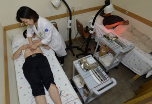 통합의료진흥원은 양의학과 한의학의 장점을 최대한 살려 난치성 질환 및 암의 치료율을 높이고 질환별 진료 표준지침을 만드는 것을 목표로 하고 있다. 통합의료진흥원 곽민아 연구교수가 대구가톨릭대 의료원 내 동서의학센터에서 환자를 돌보고 있다. 성일권기자 sungig@msnet.co.kr