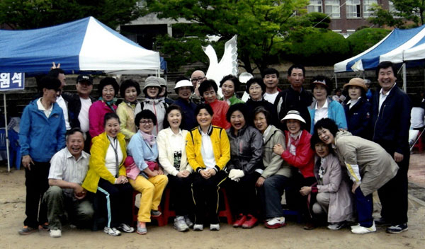 지난 5월 체육대회를 치른 대구방송통신중학교 1학년 2반 학생들 모습. 앞줄 왼쪽에서 다섯 번째가 담임인 박신영 교사다. 대구시교육청 제공