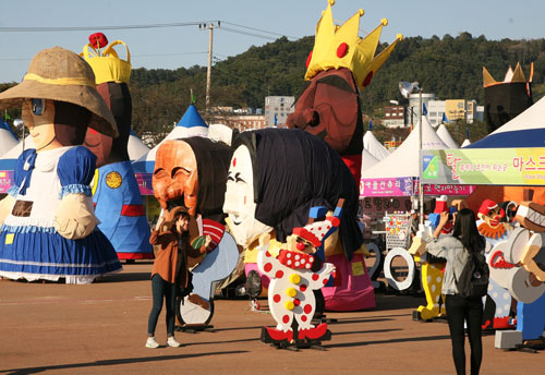 안동국제탈춤페스디벌 행사장 곳곳에 설치된 각국의 탈오브제