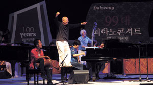 지난해 사문진 나루터에서 열린 99대 피아노 콘서트.