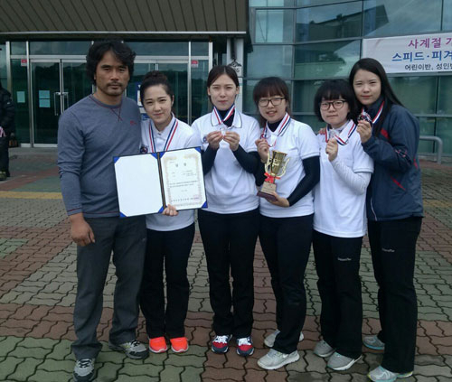 한국 여자 주니어컬링대표팀에 선발된 경북체육회 선수단. 왼쪽부터 김경석 감독, 김경애