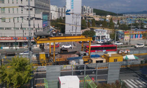 달성중학교 4층 교실에서 내려다본 대구도시철도 1호선 서편 연장 공사 현장. 김성우기자