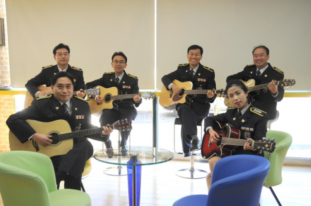 장수택 경위, 이재우 경사, 김규송 경위, 김원진 경사, 김민홍 경위, 진재식 경위(뒷줄 왼쪽부터 시계 방향으로)