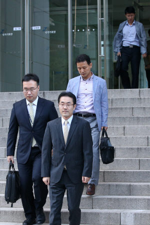 국가기록원 떠나는 검찰 직원들 