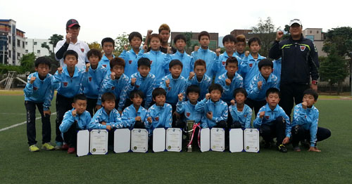 대구FC U-12팀과 U-15팀(율원중)이 전국 축구리그 왕중왕전 진출을 확정 지은 후 포즈를 취하고 있다. 대구FC 제공