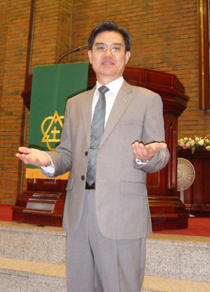 올해로 7년째 대구평강교회를 이끌어가고 있는 이승현 담임목사가 예배당에서 교회 비전에 대해 설명하고 있다.