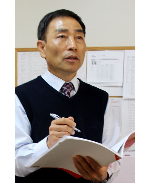 육사 출신으로 한국에서 군인의 길을 걸었던 김정현 씨는 뉴질랜드에서 19년째 보험 에이전트 업무를 하며 성당과 지역사회에서 봉사를 하고 있다.