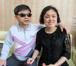 가수의 꿈을 이룬 시각장애인 한미옥(오른쪽) 씨가 남편과 함께 다정히 앉아 있다.