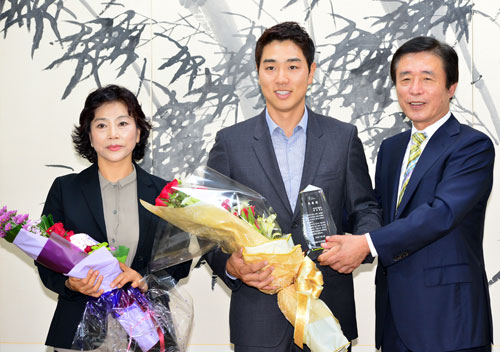 프로골퍼 배상문(사진 가운데) 선수가 대구시 홍보대사로 위촉됐다. 8일 시청 2층 접견실에서 김범일 시장은 지역 출신으로 미국 PGA투어를 제패하는 등 우리나라 골프 위상을 전 세계에 높인 배 선수와 어머니 시옥희(57) 씨에게 위촉패와 꽃다발을 전달했다. 앞으로 배상문 홍보대사는 