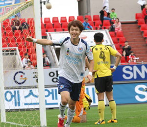 대구FC 황순민이 9일 전남과의 32라운드 원정경기에서 전반 10분 선제골을 터뜨린 후 환호하고 있다. 대구FC 제공