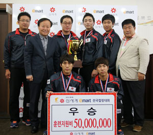 의성컬링센터에서 열린 제1회 신세계-이마트 컬링대회에서 초대 챔피언에 오른 강원도청 팀이 시상식 후 대한컬링연맹 김재원(왼쪽 두 번째) 회장과 기념촬영을 하고 있다. 대한컬링연맹 제공