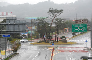 회전교차로 내에 설치된 교통섬에 식제 된 소나무와 조경석, 철쭉이 어우러져 정원을 연상케하고 있다. 마경대기자