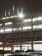 국정감사를 앞두고 한글날 공휴일인 9일 밤 경북도청 본관 사무실 대부분이 공무원들의 감사준비로 환하게 불을 밝히고 있다. 우태욱기자 woo@msnet.co.kr