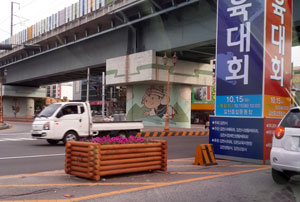 김천시 도심을 통과하는 KTX교각 도색이 벗겨지고 낡아 흉물로 전락했으나 기관 간 입장이 달라 재도색에 어려움을 겪고 있다. 신현일기자