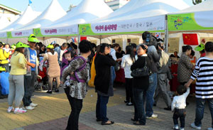 지난해 열렸던 구미 다문화 어울림 음식 문화축제. 세계 각국의 다양한 음식을 시식하기 위해 기다리고 있다. 구미시 제공