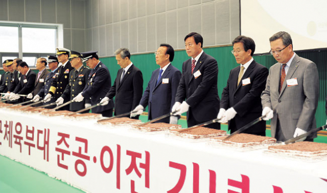 10일 문경 국군체육부대에서 열린 이전 기념식에 참석한 김관진 국방장관 등 군수뇌부와 김관용 경상북도지사, 김정행 대한체육회장, 고윤환 문경시장 등이 축하 떡을 자르고 있다. 문경시 제공