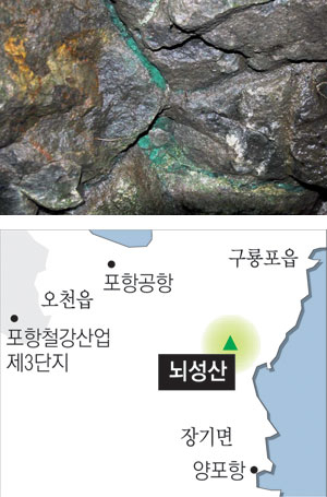 포항시 남구 장기면 뇌성산 뇌록산지의 한 바위에 뇌록 특유의 녹색 물질이 이끼처럼 끼여 있다. 문화재청 제공