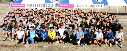 2013 매일신문 청송 꿀맛사과 전국 산악마라톤대회에 제5312부대 3대대 소속 군인 100여 명이 참가했다. 3대대는 다음 달에 있을 전술행군을 대비해 이번 대회에 참가했다. 전종훈기자