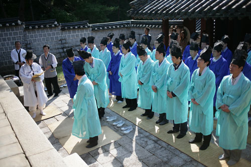 대구·경북지역 불천위종가 모임인 영종회 차종손 50여 명이 13일 도산서원에서 선비문화체험을 하고 있다. 권오석 기자