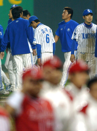 2006년 10월 28일 잠실구장에서 열린 삼성과 한화의 한국시리즈 5차전서 연장 15회 1대1 무승부를 기록한 양 팀 선수들이 그라운드에서 관중에게 인사를 하고 더그아웃으로 향하고 있다. 삼성 라이온즈 제공