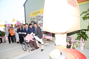 안동시 서후면 금계2리와 농업회사법인 (주)버버리찰떡이 2013경북형마을영농육성사업 일환으로 공동 추진해 건설한 벼 건조장이 완공됐다. 안동시 제공