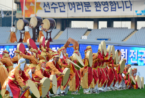 17일 인천시 남구 문학동 문학경기장에서 열린 제94회 전국체육대회 개회식 리허설에서 연평도에서 시작된 평화의 울림을 표현한 식전행사 