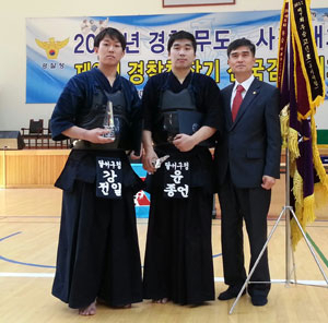 제9회 경찰청장기 검도대회에서 1, 3위를 차지한 달서구청 윤종언(가운데), 강전일(왼쪽) 선수와 신용만 감독.