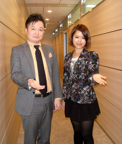 AKB48의 의상을 담당하고 있는 독립법인 오사래 컴퍼니의 유야 야마모토와 미키 아사노(여) 씨,